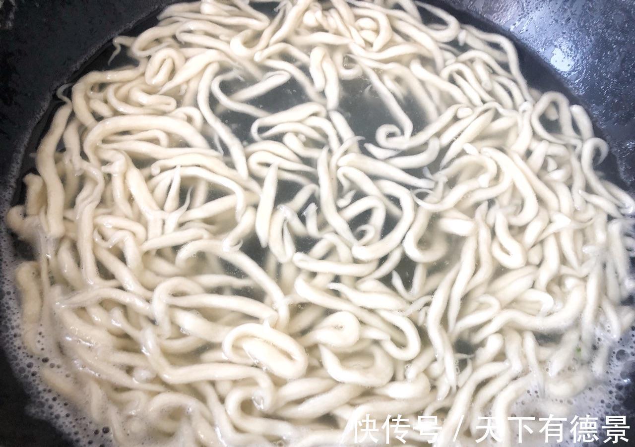 自制剪刀面，简单快手，吃起来有嚼头，口感顺滑