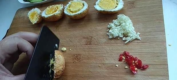  松花蛋|鸡蛋吃腻了，试试这样做一次，比松花蛋都好吃，做法超简单