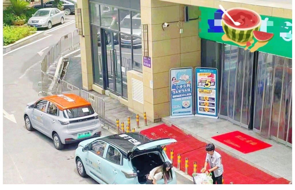 周也|丁真和周也為《中餐廳》采購，買了兩推車，讓女生搬東西好直男