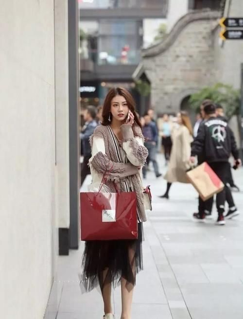 白裙|正在打电话的美女，搭配白裙外穿羊毛外套，给人种迷人优雅的气质
