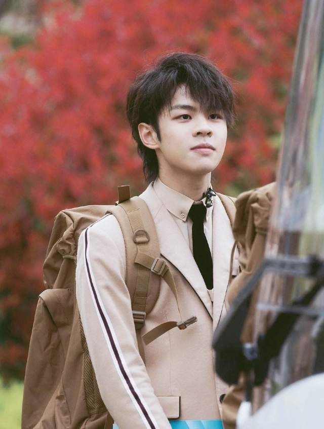 低头玩手机|邓超被无视张颜齐不理对方,低头玩手机一脸沉重