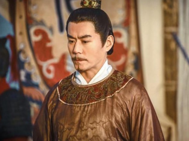 他活着的时候爱交朋友,去世后李白和杜甫争着给他写诗,他是谁