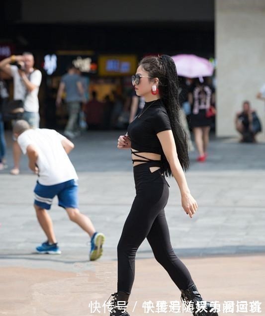 伸张性 打底裤小姐姐的穿着俏美乖甜,彰显甜美女神风范