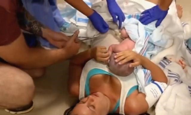 排泄物|孕妈在医院走廊突然生娃,急喊“快接住”,老公的表现让医生敬佩