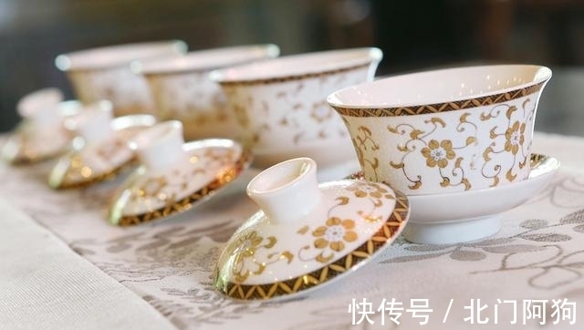 喝茶为用专门的茶具而不用普通的玻璃杯