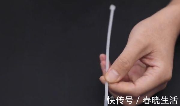 把扎带绑在筷子上,放卫生间,解决了很多家庭的烦恼,省钱又实用!
