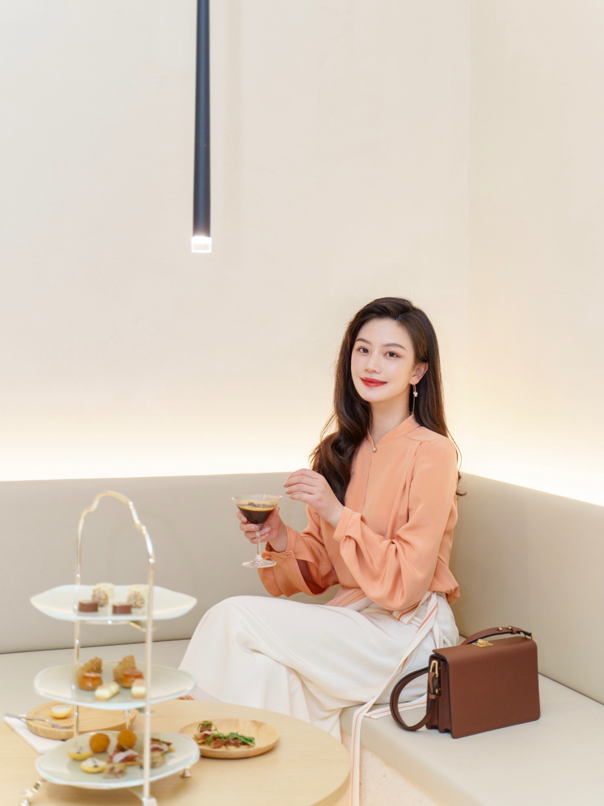 搭配|夏季,女神博主这样穿很高级,衬衫搭配半身裙简约利落,清爽减龄