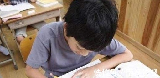 写作业|“完型别抄,我乱写的”,这行字让家长群炸锅,家长们纷纷质疑