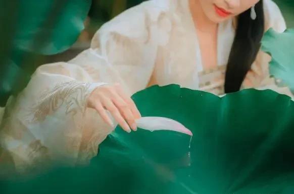 夏天|白居易夏天写的一首诗,写尽了少女的娇羞