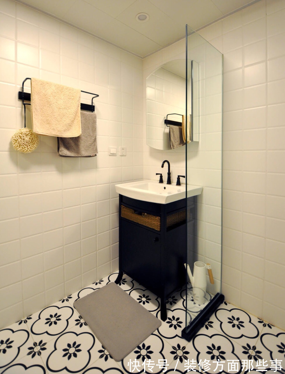 三居室|121平日剧三居室,黄色的懒人沙发与绿植给客厅增添了抹亮色