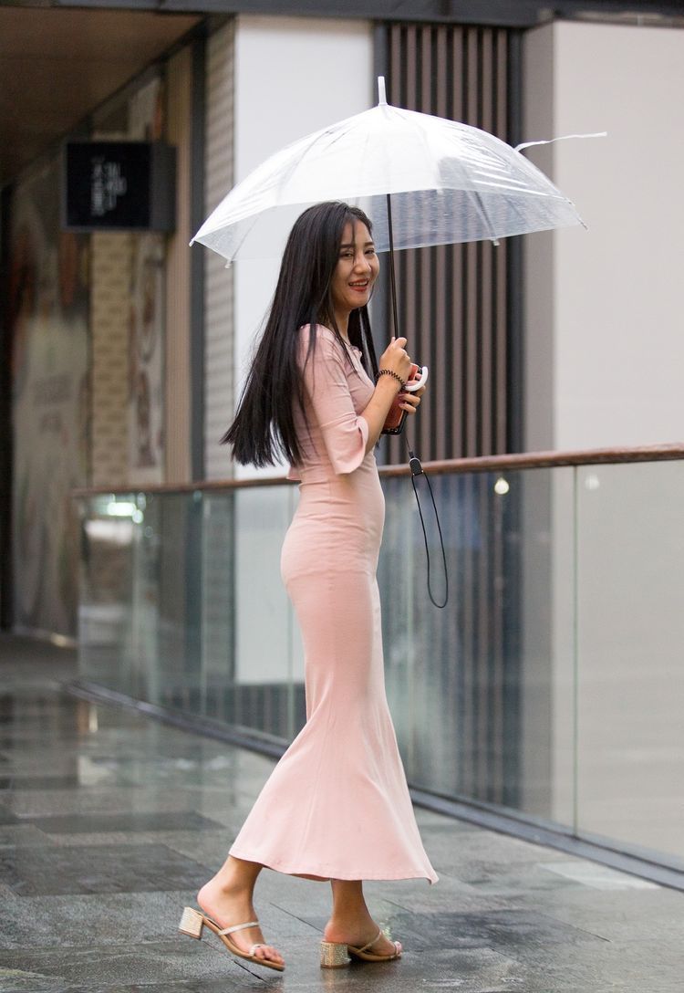 街拍苏杭一场江南烟雨，一段唯美邂逅，风里雨里她在等你