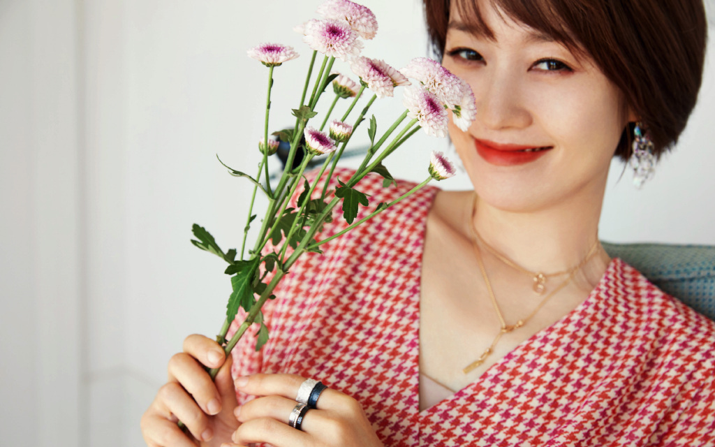 马伊琍穿格子裙也太有味道了吧!减龄又文艺,馋得只想赶紧买一件