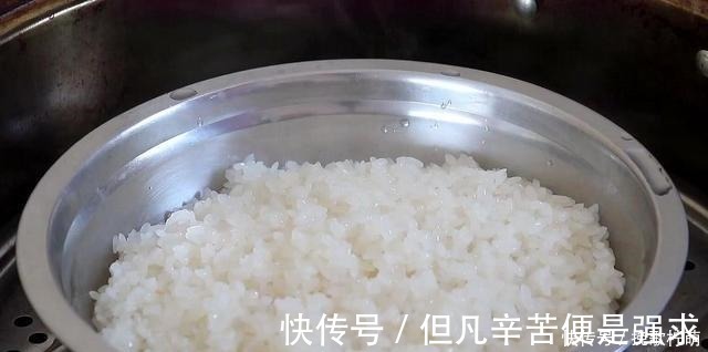 浸泡|糯米不再包粽子了,教你懒人糯米糕,这样做比粽子好吃多了