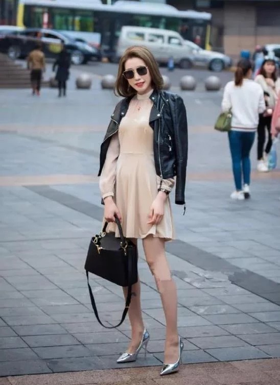 街拍:姿色天然的美女,一件黑色的连体短裤,魅力气质十足