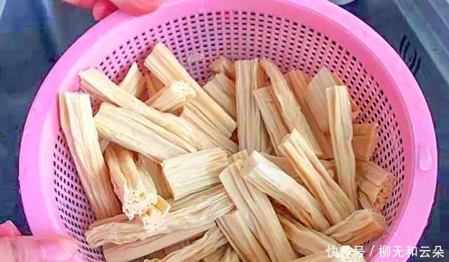 泡腐竹,直接加水就废了,大厨教你正确的做法,腐竹油亮味美