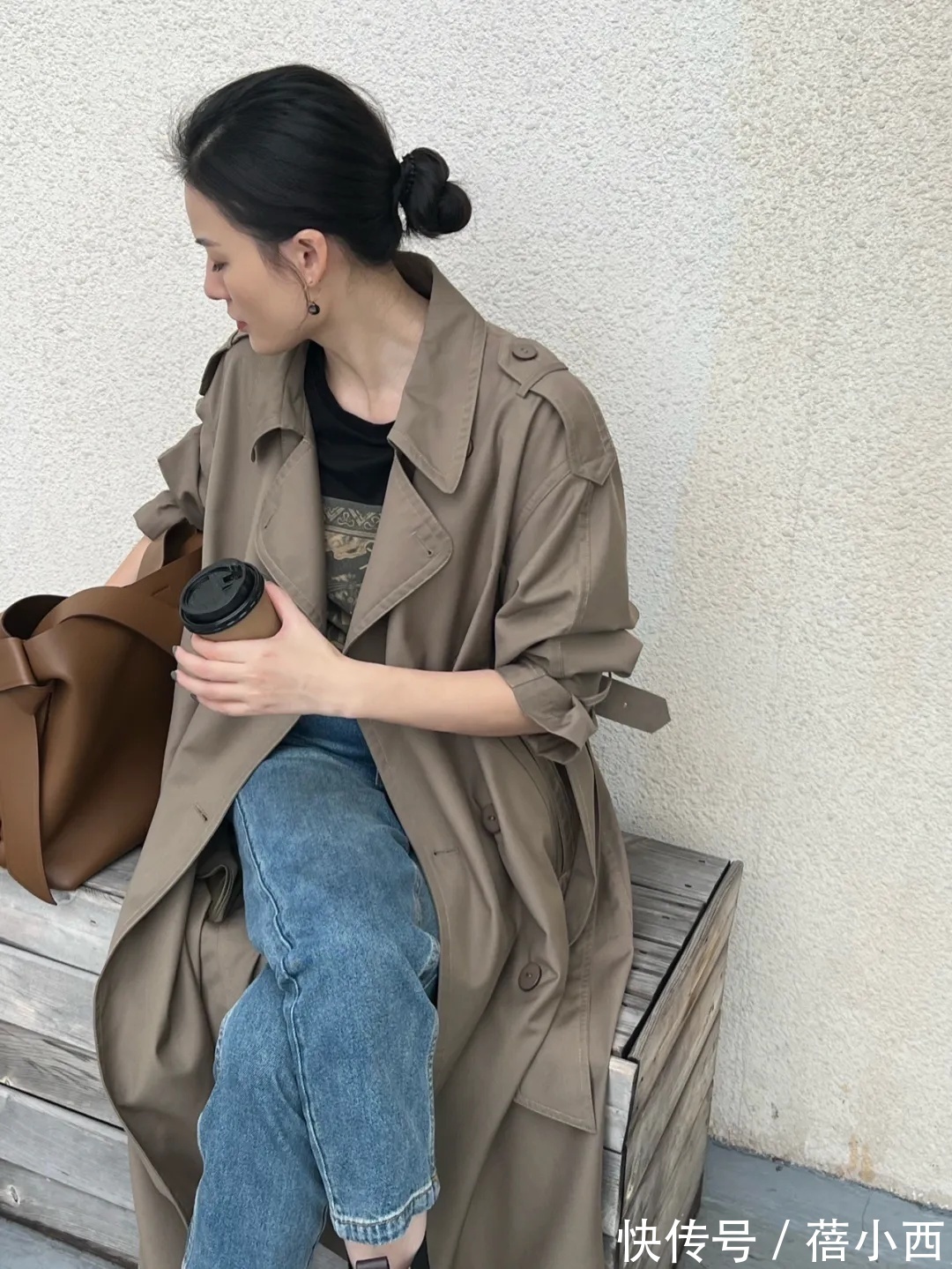 灰棕色|建议奔三奔四的女性多穿“风衣”,搭配牛仔裤、打底裤,简约高级
