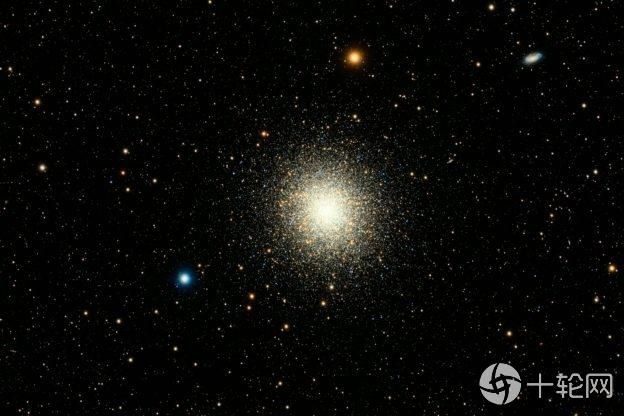 天文学家发现充满小黑洞的星团