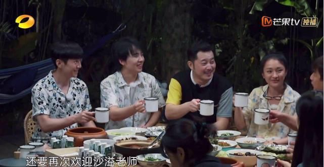 《向往的生活》最没偶像包袱的嘉宾,盛饭时用嘴叼着筷子,接地气