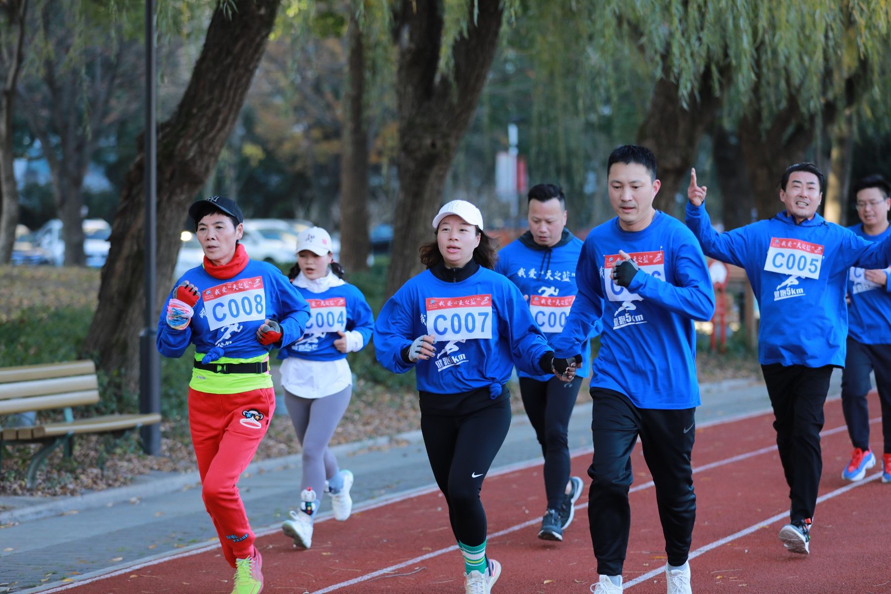 项少龙|“跑步+核心训练”让晨练更有趣，茸城健跑团开展“五公里趣味健康跑”
