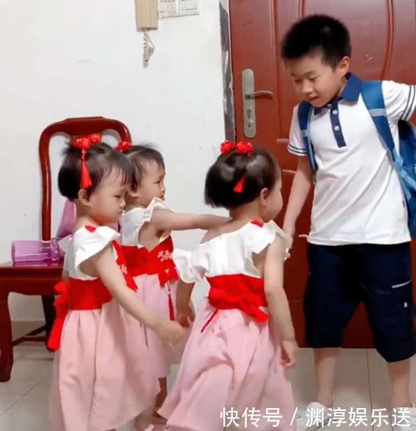 爸爸|儿子想要妹妹，妈妈生下3胞胎女儿，放学回家的场景，太热闹了！