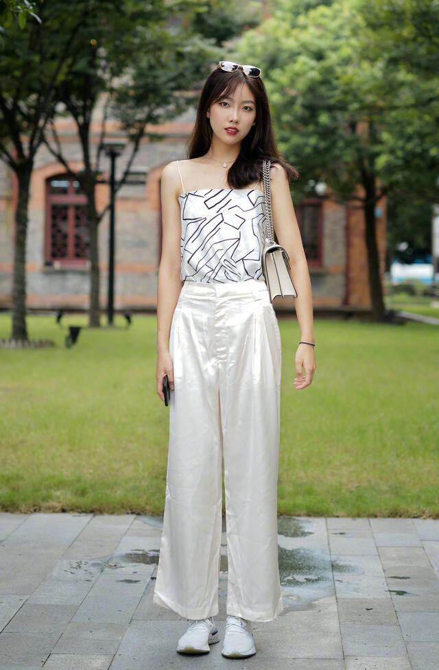 打底裤|街拍：白色出众的反光效果，穿起来确实很凉爽