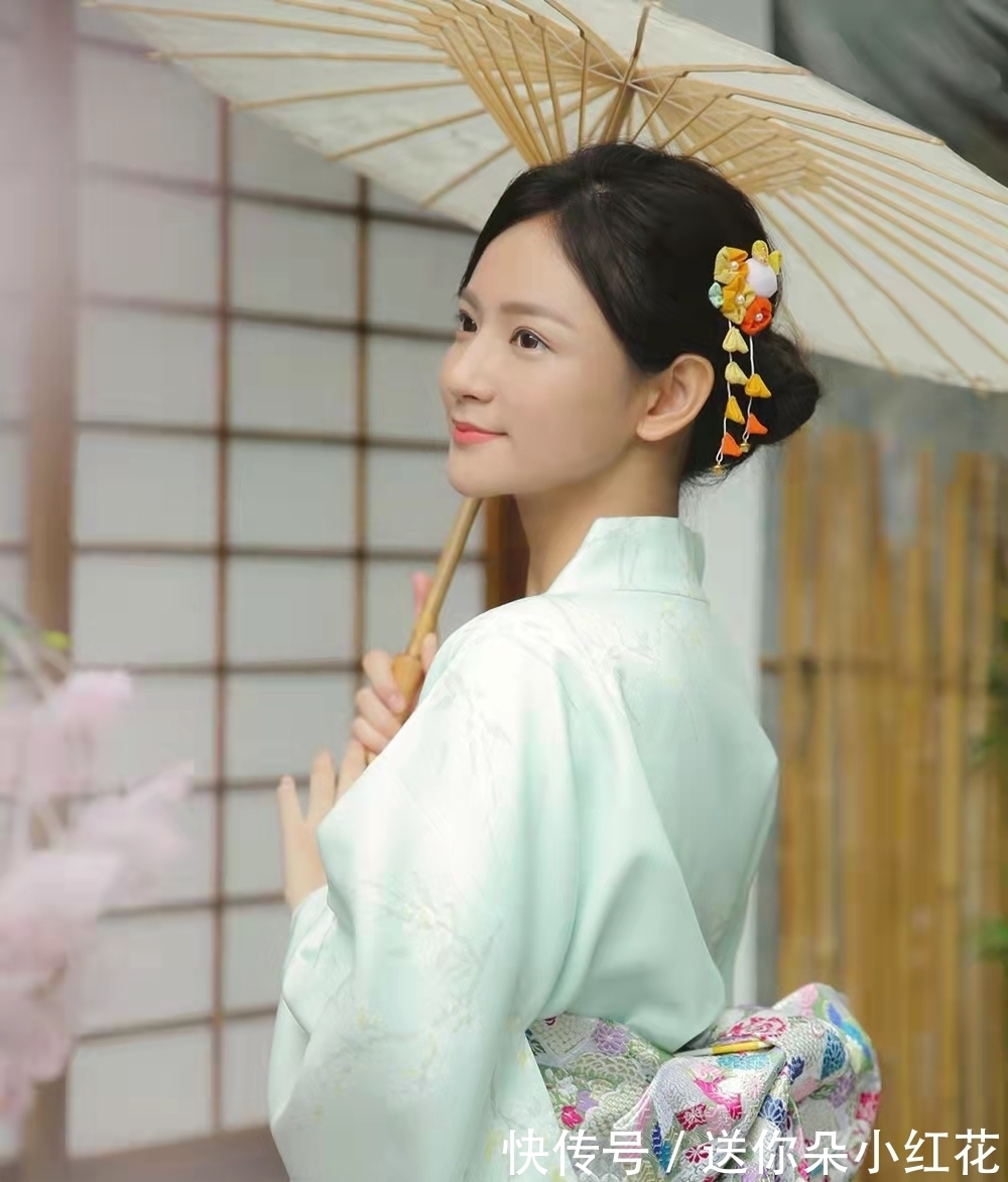 五律!五律:莫嫌杨柳早,休怨杏花迟。待到群芳绽,人间遍地诗