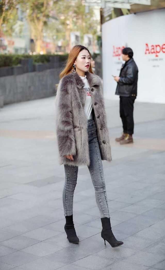 简洁唯美也可以很好的修饰腿型，牛仔裤衬托出女人的时尚魅力