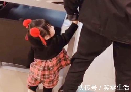女儿|不放心女儿一人在门外,爸爸拉着2岁女儿进男厕,宝宝神吐槽真萌