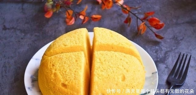 玉米面加入鸡蛋,搅一搅,蒸一蒸,咬一口松软可口,比蛋糕健康