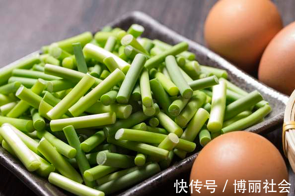 蒜苔|蒜苔直接下锅炒那就错了,多做1步,脆嫩又入味,颜色不发黄