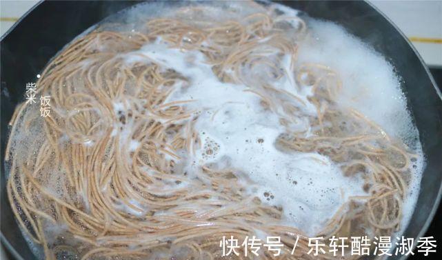 家常|夏季晚餐不用愁,这样做简单又省事,低脂还饱腹,我家常做