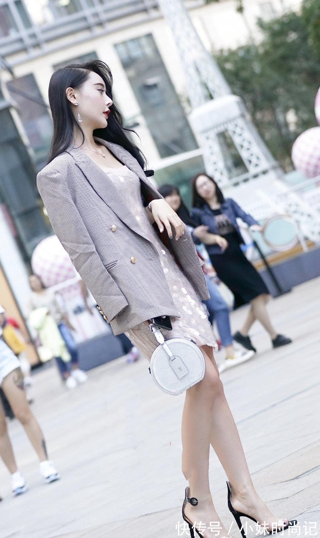 气质|时尚穿搭:西装搭配亮片吊带连衣裙,更能体现职业女性的气质