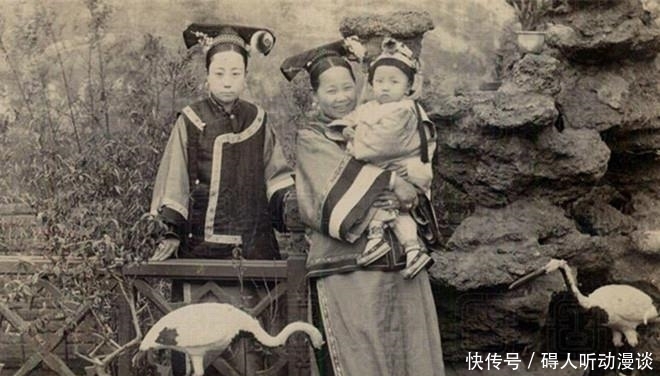 大气|清朝老照片:保姆抱着小贝勒逛花园,慈禧母亲唯一照片高贵大气!