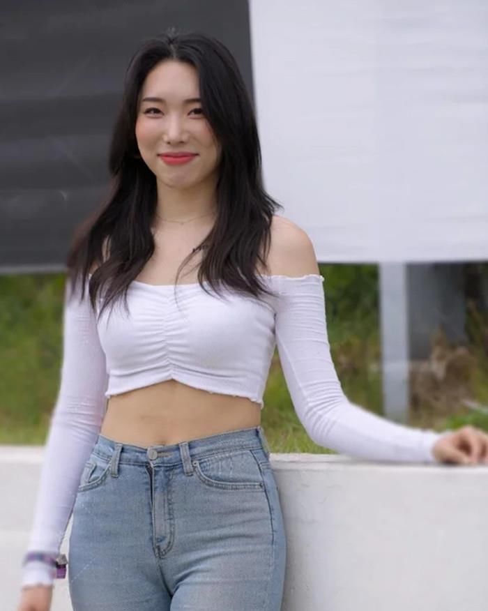 长袖 紧身牛仔裤搭配一字肩上衣,衬托纤细腰肢,轻松营造大长腿