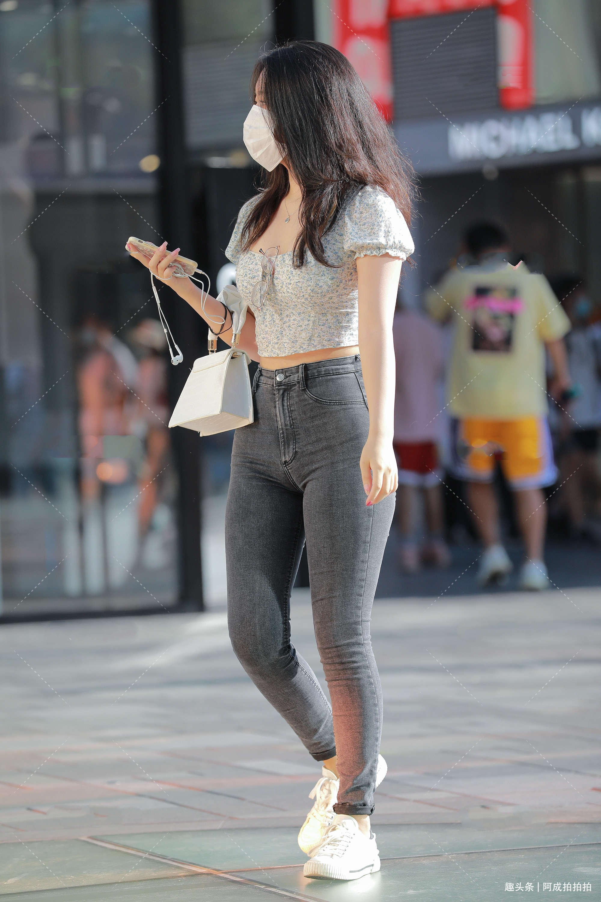 手提包 法式泡泡袖露脐短袖搭高腰紧身牛仔裤,俏皮减龄,时尚可爱