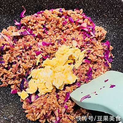 这道快手主食??酱油炒饭藏着小惊喜，瞬间征服你