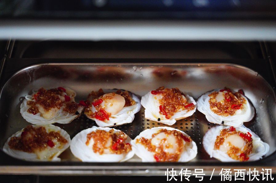 吃8个扇贝要配2头蒜，这样的蒜蓉粉丝蒸扇贝味最正！蒜香超浓郁！