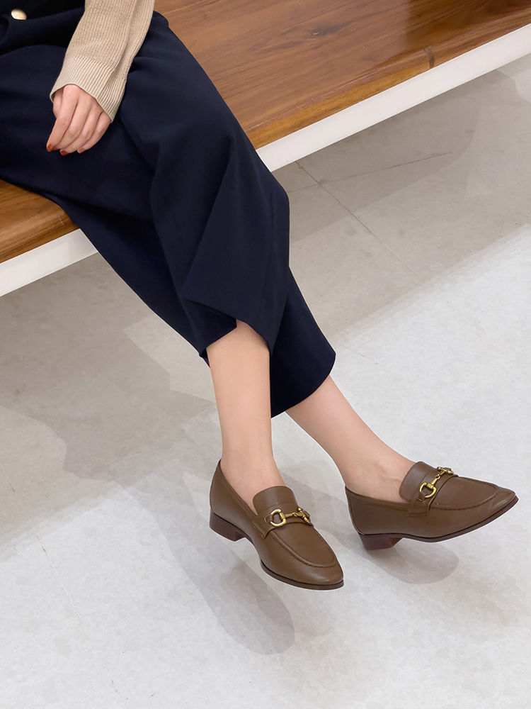 衬衫 秋天的“浅蓝色”衬衫真流行!搭配西装裤和大波浪卷发,魅力全开