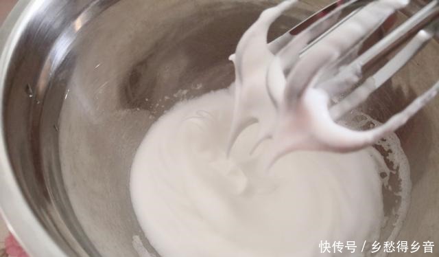 一口平底锅就能搞定的蛋糕,松软细腻不上火,搭配水果和蔬菜真赞