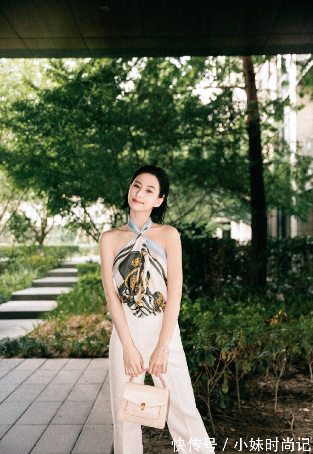 纯白色|何超莲穿衣真“大胆”,丝巾直接当挂脖上衣性感迷人,又美出圈了