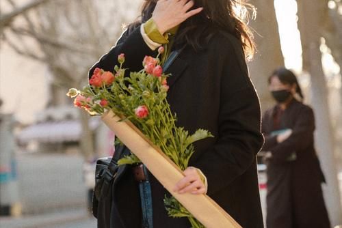 真服了三木！立春发布新穿搭美成风景，优雅又简单，照着穿就行