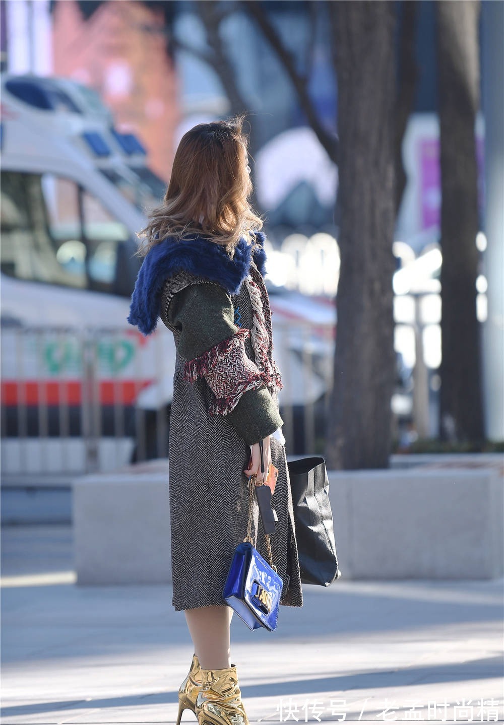 时尚 金色尖头细跟短靴,搭配灰色呢子大衣,冬季搭配要有色彩