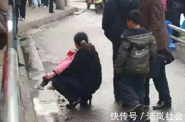 排尿|“新型把尿”悄然兴起,正在伤害孩子排尿系统,家长们却沾沾自喜