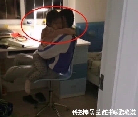 批评|女儿被妈妈批评,跑到哥哥身边,事情有些暖心了