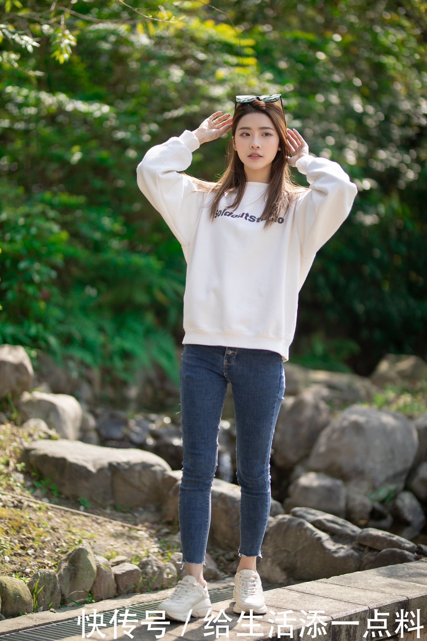 街拍:美女牛仔裤+卫衣时尚又减龄,好气质自带高级感