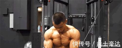 杠铃|动作幅度越大,胸肌中缝越深,几个方法打造沟壑般的胸肌中缝