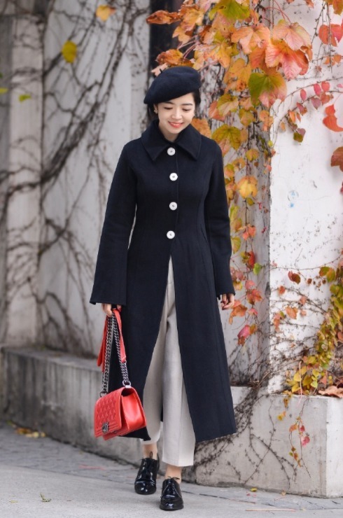 小个子 放弃打底裤吧,潮人更喜欢“大衣+小白裤”,清爽时髦显腿长!