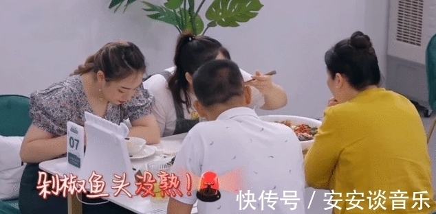 黃曉明|又尷尬了,明星菜又沒煮熟,趙麗穎善意提醒,顧客回應給足了面子