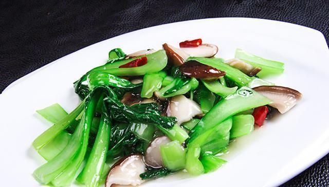 不论炒什么青菜,牢记不要直接下锅炒,大厨都这样做,翠绿还鲜香
