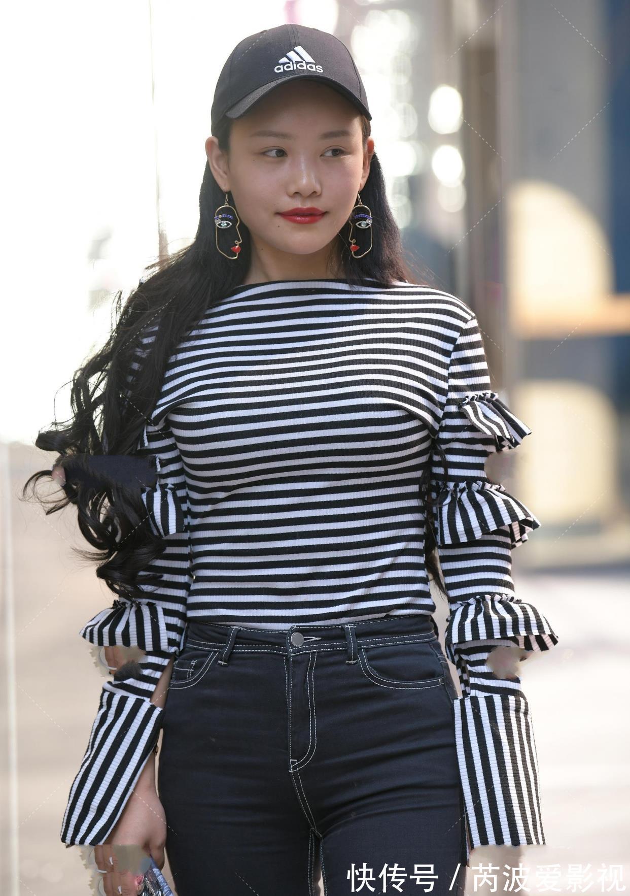 开叉裤 美丽的女人,穿着简单的打底裤,精心挑选女生搭配